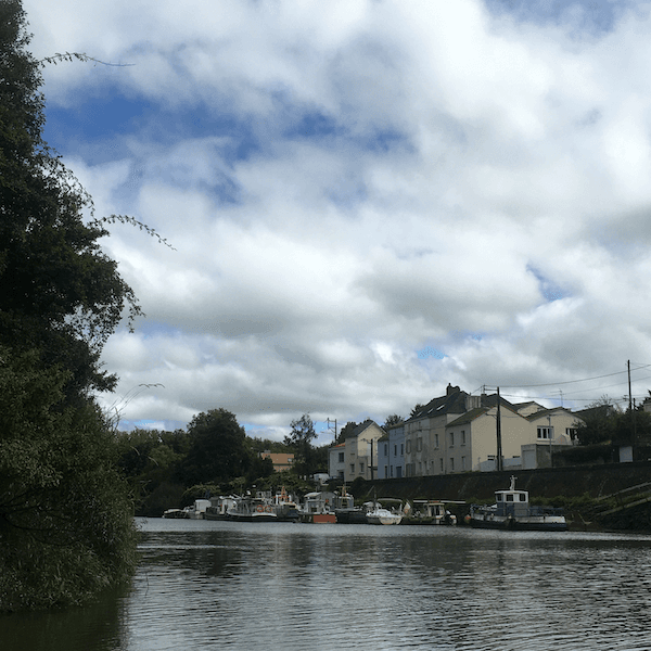 Photo d'un petit port de pêche et plaisance sur le bord de la Sèvre près de Nantes
